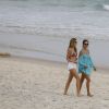 Alessandra Ambrósio curte dia de praia em Ipanema com amiga