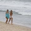 Alessandra Ambrósio curte dia de praia em Ipanema com amiga