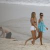 Alesandra Ambrosio curte dia de praia com amiga em Ipanema, zona sul do Rio de Janeiro neste sábado, 27 de junho de 2015.