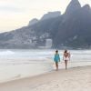 Alesandra Ambrosio curte dia de praia com amiga em Ipanema, zona sul do Rio de Janeiro neste sábado, 27 de junho de 2015.