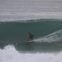 Cauã Reymond surfa em ondas grandes e tem a ajuda de um jet ski