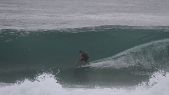 Cauã Reymond surfa em ondas grandes e tem a ajuda de um jet ski
