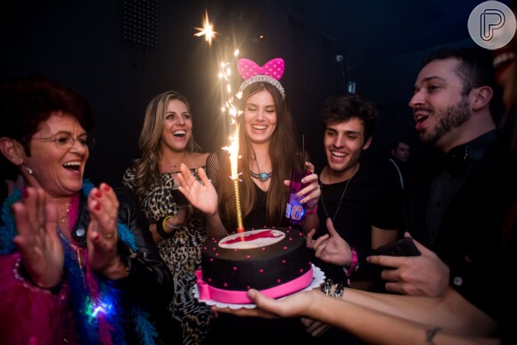 Camila Queiroz, de 'Verdades Secretas', comemorou seus 22 anos em boate no Rio de Janeiro ao lado de familiares e o namorado, Lucas Cattani