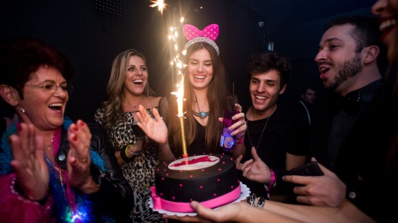 Camila Queiroz celebra aniversário de 22 anos em boate no Rio: 'Que energia!'