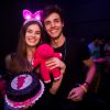 Camila Queiroz e Lucas Cattani posara com o bolo e um mascote de pelúcia da boate Pink Elephant, neste sábado, 27 de junho de 2015