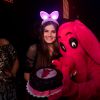 Camila Queiroz posou com seu bolo de aniversário ao lado do mascote da boate Pink Elephant, localizada na Barra da Tijuca, zona oeste do Rio de Janeiro