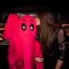 Dia de sorte do Pink Elephant que ganhou um beijinho da aniversariante, Camila Queiroz, ainda na entrada da boate