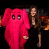 Camila Queiroz de braços dados com o Pink Elephant, mascote da boate carioca em que celebrou seu aniversário de 22 neste sábado, 27 de junho de 2015