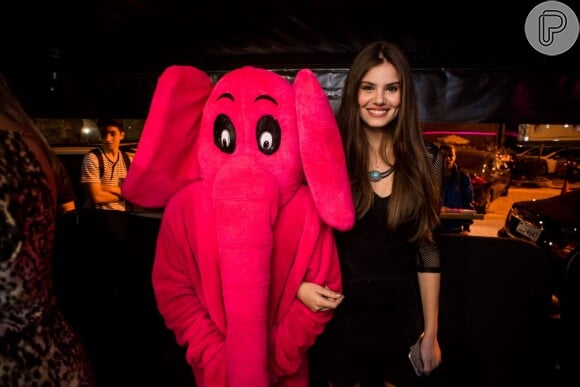 Camila Queiroz de braços dados com o Pink Elephant, mascote da boate carioca em que celebrou seu aniversário de 22 neste sábado, 27 de junho de 2015