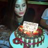 Camila Queiroz publicou na madrugada deste sábado uma foto em que aparece soprando as velas do seu bolo personalizado. Na legenda ela escreveu: 'Que dia, que energia, quanta alegria'
