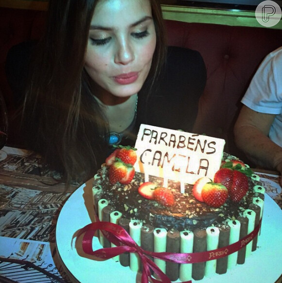 Camila Queiroz publicou na madrugada deste sábado uma foto em que aparece soprando as velas do seu bolo personalizado. Na legenda ela escreveu: 'Que dia, que energia, quanta alegria'