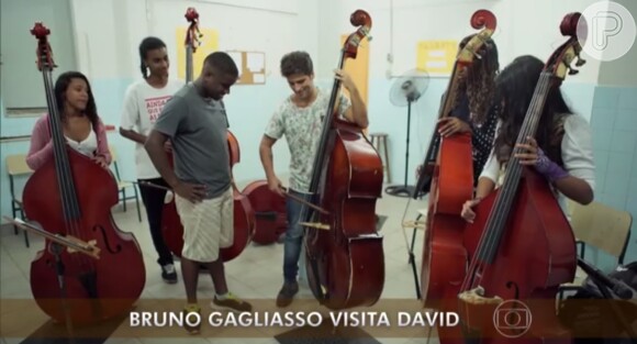 Bruno Gagliasso também aprendeu a tocar baixo acústico com David, que é professor em um projeto de música no morro da Babilônia