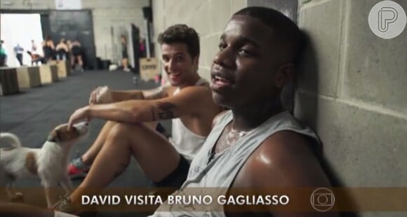 Bruno Gagliasso colocou David para suar a camisa na aula de crossfit