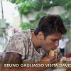 Na visita à comunidade, Bruno Gagliasso também atacou um sanduíche a pedido de David