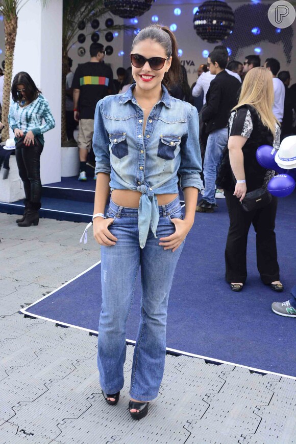 Para o show, Paloma Bernardi apostou em um look 'all jeans', que deixou sua barriga à mostra