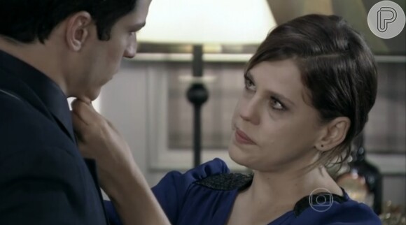 Edith (Bárbara Paz), aconselhada pela mãe, apoia Délix (Mateus Solano), mesmo tendo ficado horrorizada com a confissão do marido, em 'Amor à Vida'