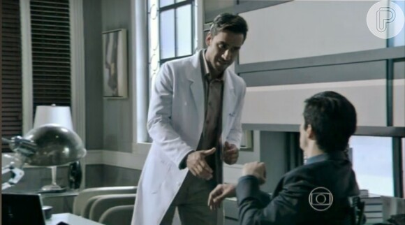 Félix (Mateus Solano) flerta com Jacques (Julio Rocha), em 'Amor à Vida'