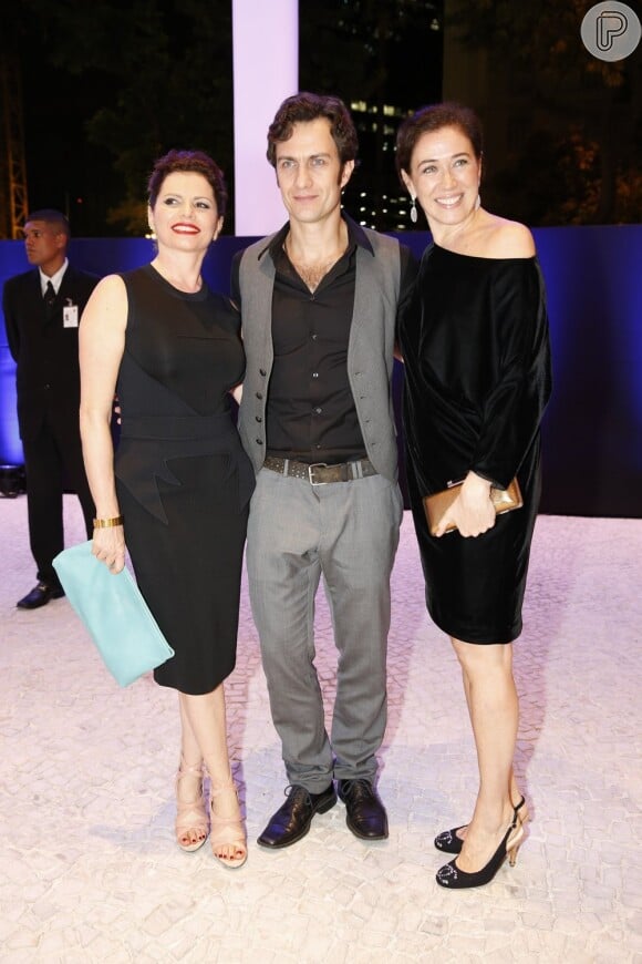 Gabriel Braga Nunes posa acompanhado de Debora Bloch e Lilia Cabral, na festa de lançamendo de 'Saramandaia'
