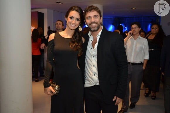 Marcelo Faria acompanha a mulher, Camila Lucciola, na festa de 'Saramandaia', primeira novela da atriz