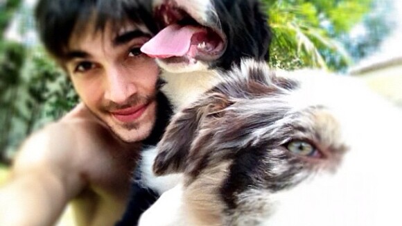 Fiuk posta foto com cachorros e deseja 'boa tarde' para os internautas