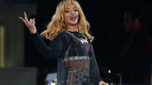 Fãs acusam Rihanna de usar drogas após atraso de duas horas para show