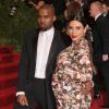 Kim Kardashian e Kanye West receberam a primeira filha cinco semanas antes do previsto