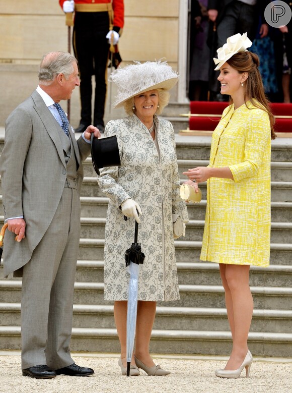 Kate Middleton dará à luz com a ajuda do ginecologista da Rainha Elizabeth II, que se encontra entre Kate e o príncipe Charles na imagem
