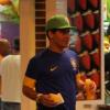 Thiago Martins compra um salgado e um suquinho em lanchonete do Leblon, no Rio de Janeiro, em 19 de junho de 2013