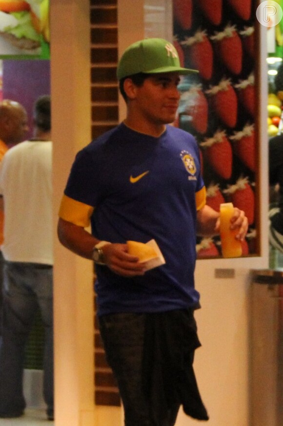 Thiago Martins compra um salgado e um suquinho em lanchonete do Leblon, no Rio de Janeiro, em 19 de junho de 2013