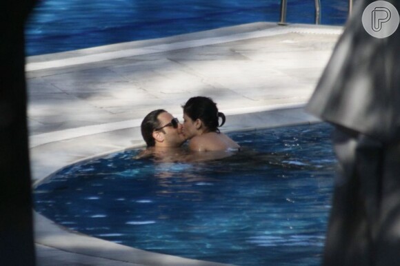 Wanessa Giácomo beija o namorado, Giuseppe Dioguardi, em piscina de hotel da Barra da Tijuca, na zona oeste do Rio de Janeiro, em 5 de dezembro de 2012