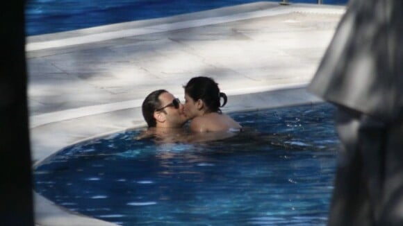 Vanessa Giácomo beija o namorado, Giuseppe Dioguardi, em piscina de hotel no Rio