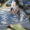 Wanessa Giácomo exibe ótima forma em piscina de hotel