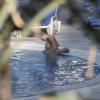 Wanessa Giácomo ajeita biquíni em piscina de hotel