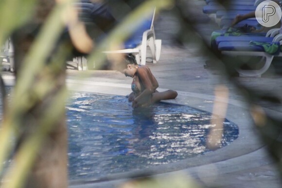 Wanessa Giácomo ajeita biquíni em piscina de hotel