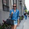 Miranda Kerr é clicada em Nova York, nos EUA, usando um shortinho