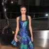 Miranda Kerr opta por estampa de cores fortes e decote quadrado para ir ao CFDA Fashion Awards