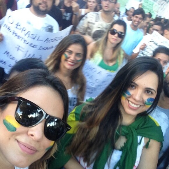 Alinne Rosa foi com as amigas para às ruas de Salvador protestar