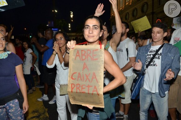 Carol Machado segura cartaz durante o protesto no Rio de Janeiro