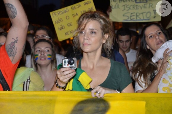 Christine Fernandes é fotografada durante o protesto no Rio de Janeiro