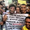 Saulo Fernandes levou um cartaz para a manifestação em Salvador