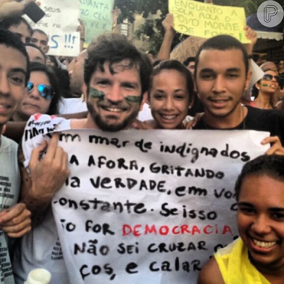 Saulo Fernandes levou um cartaz para a manifestação em Salvador