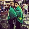 Flávia Alessandra e a filha Giuia posam enroladas na bandeira do Brasil durante protesto no Rio de Janeiro