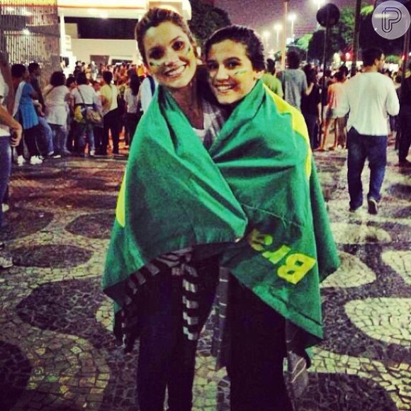 Flávia Alessandra e a filha Giuia posam enroladas na bandeira do Brasil durante protesto no Rio de Janeiro