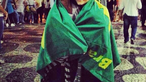 Flávia Alessandra, a filha Giulia e famosos vão às ruas do Brasil protestar