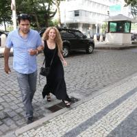 Shakira vai ao consulado americano e acena para fãs, no Rio