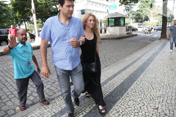 Shakira chega ao consulado americano acompanhada do irmão, Antônio