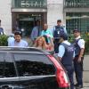 Shakira acena para os fãs ao deixar o consulado americano no Centro do Rio