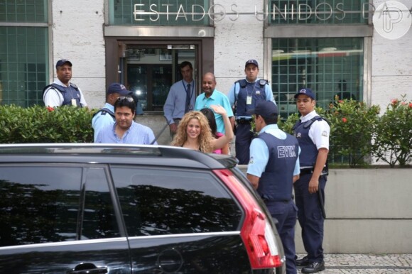 Shakira acena para os fãs ao deixar o consulado americano no Centro do Rio
