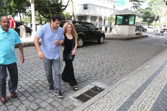 Shakira e seu irmão, Antônio, chegam ao consulado americano
