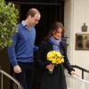William ajuda Kate Middleton a descer a escada